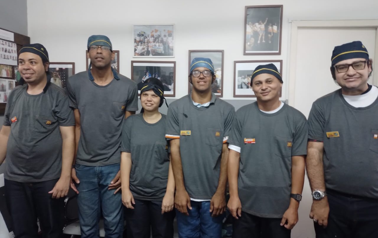 Inclusão produtiva de PCD — equipe inclusa no McDonalds com apoio da IENF